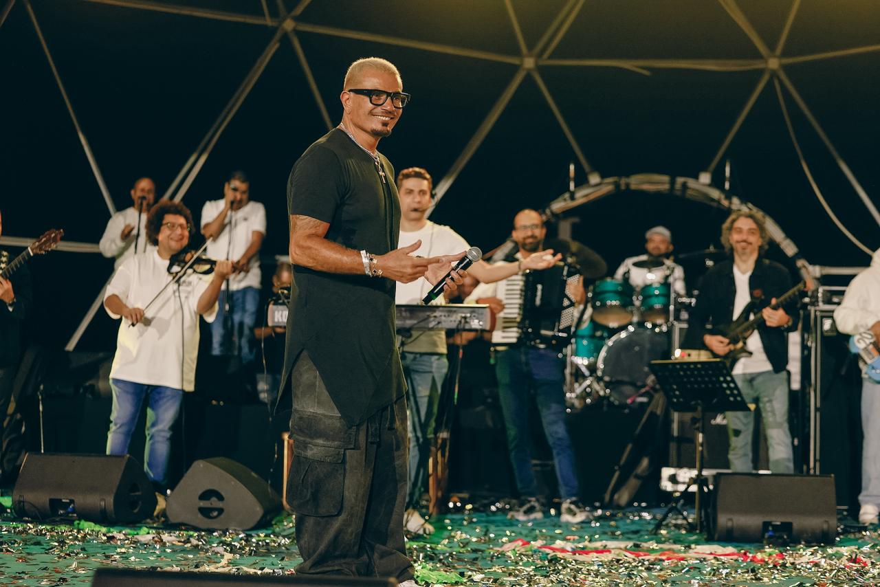 عمرو دياب يشعل الأجواء في الدوحة بحفل رائع وجمهور كبير 3 1765014869 484 عمرو دياب يشعل الأجواء في الدوحة بحفل رائع وجمهور كبير