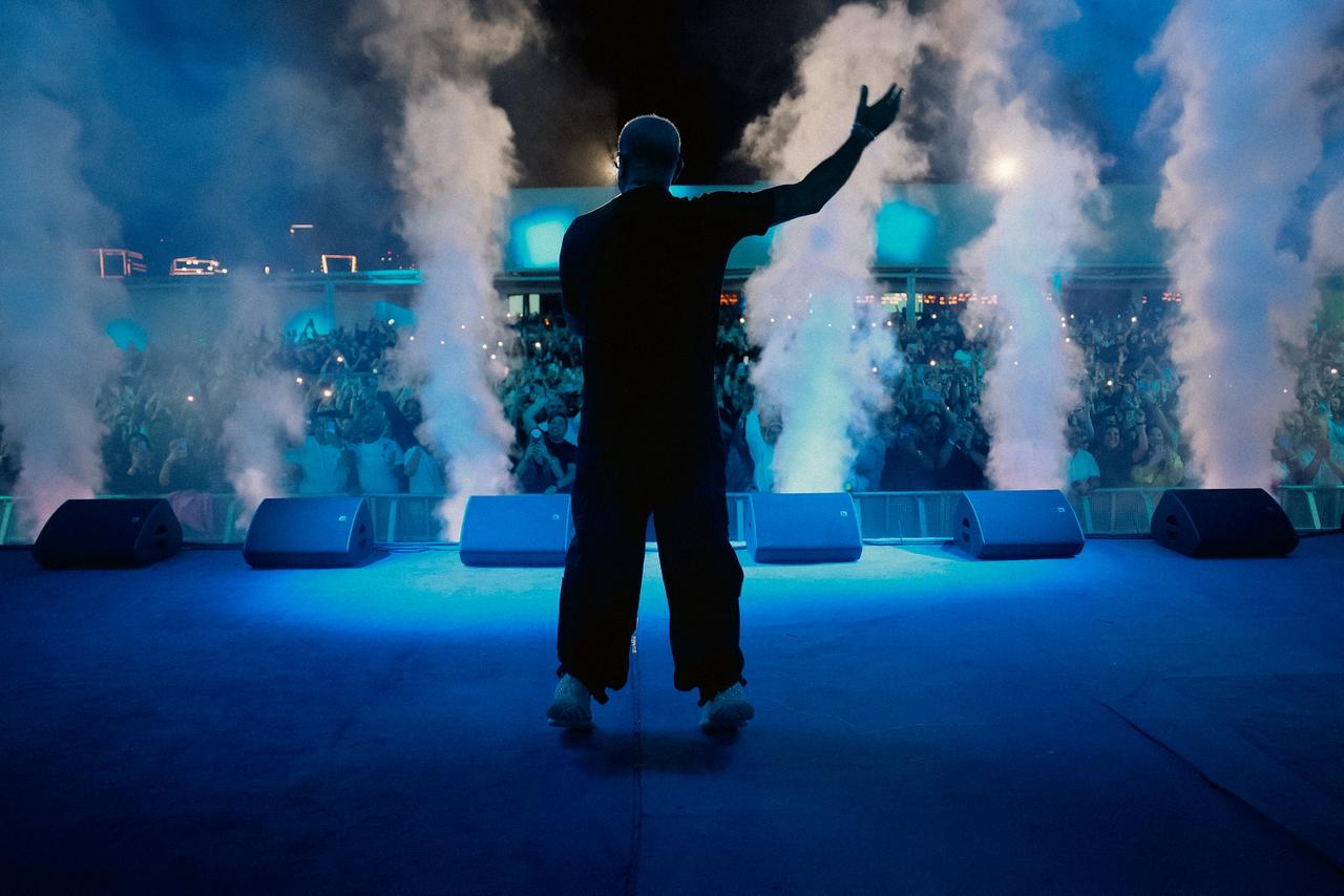 عمرو دياب يشعل الأجواء في الدوحة بحفل رائع وجمهور كبير 6 1765014870 141 عمرو دياب يشعل الأجواء في الدوحة بحفل رائع وجمهور كبير