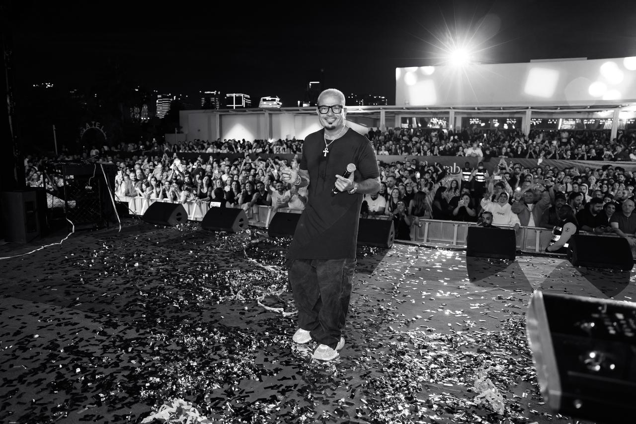 عمرو دياب يشعل الأجواء في الدوحة بحفل رائع وجمهور كبير 8 1765014870 175 عمرو دياب يشعل الأجواء في الدوحة بحفل رائع وجمهور كبير