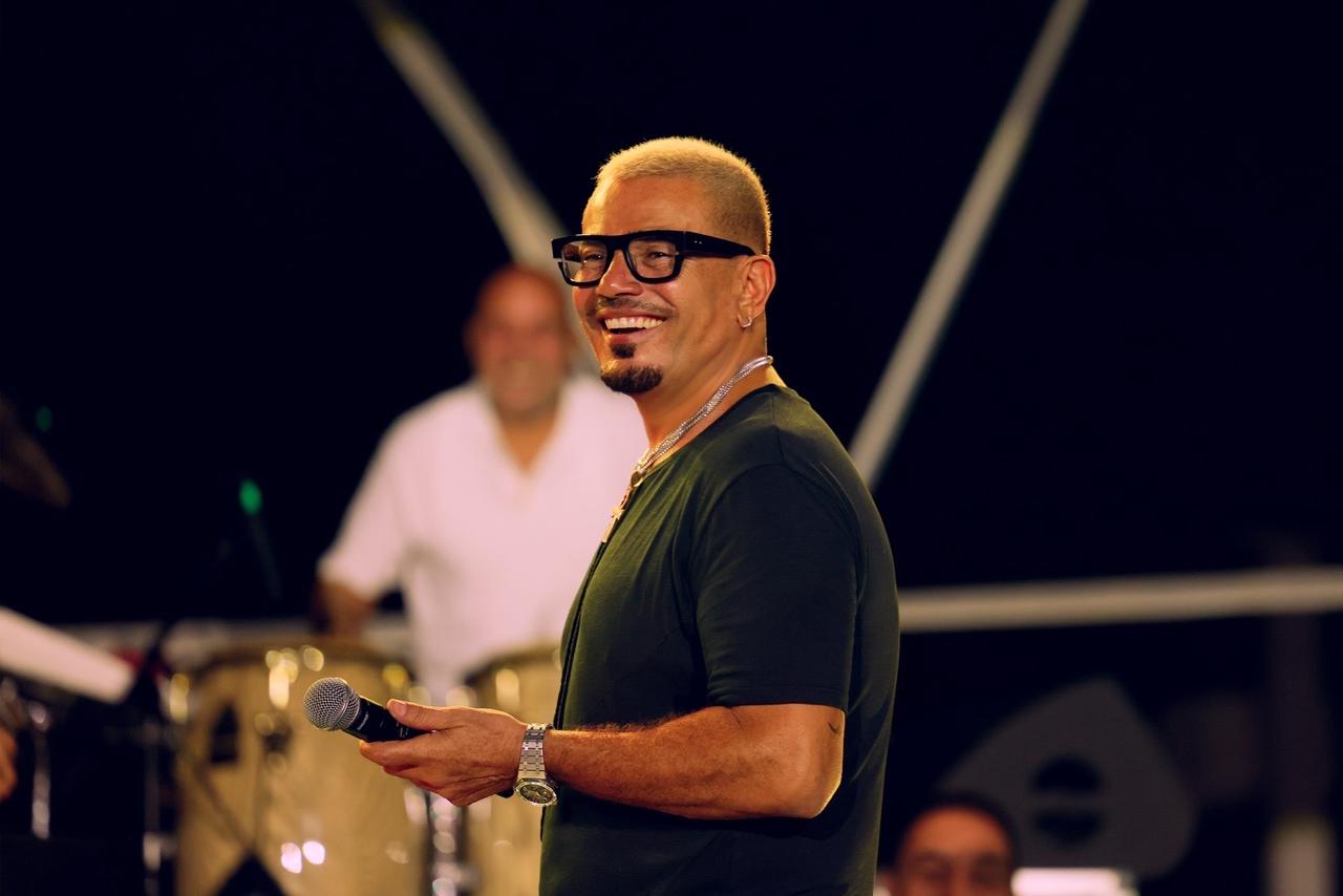 عمرو دياب يشعل الأجواء في الدوحة بحفل رائع وجمهور كبير 7 1765014870 255 عمرو دياب يشعل الأجواء في الدوحة بحفل رائع وجمهور كبير