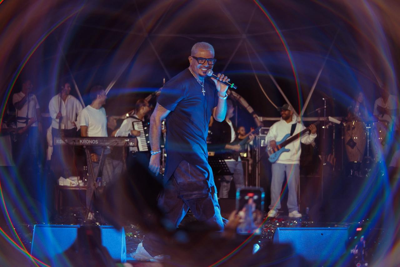 عمرو دياب يشعل الأجواء في الدوحة بحفل رائع وجمهور كبير 13 1765014870 302 عمرو دياب يشعل الأجواء في الدوحة بحفل رائع وجمهور كبير