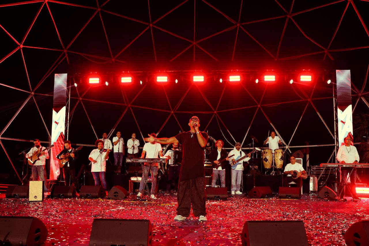 عمرو دياب يشعل الأجواء في الدوحة بحفل رائع وجمهور كبير 4 1765014870 325 عمرو دياب يشعل الأجواء في الدوحة بحفل رائع وجمهور كبير