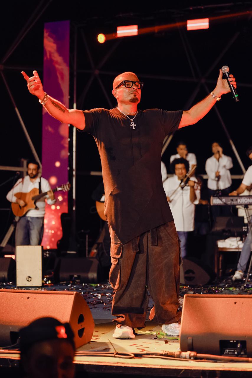 عمرو دياب يشعل الأجواء في الدوحة بحفل رائع وجمهور كبير 11 1765014870 484 عمرو دياب يشعل الأجواء في الدوحة بحفل رائع وجمهور كبير