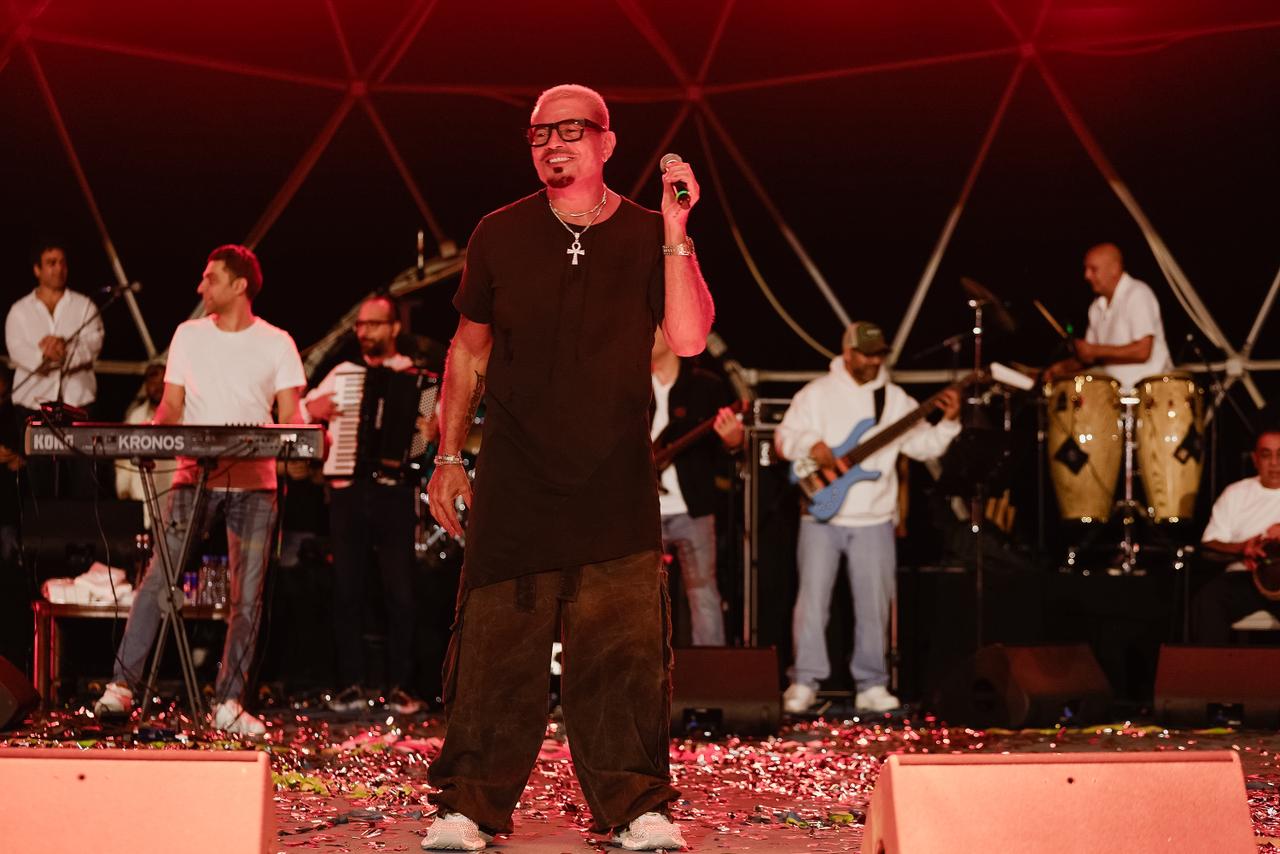 عمرو دياب يشعل الأجواء في الدوحة بحفل رائع وجمهور كبير 10 1765014870 562 عمرو دياب يشعل الأجواء في الدوحة بحفل رائع وجمهور كبير