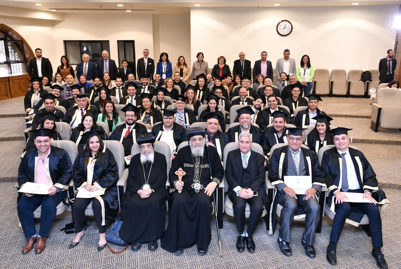 البابا تواضروس يشجع على دراسة تاريخ الكنائس التانية 4 خريجون مع قداسة البابا