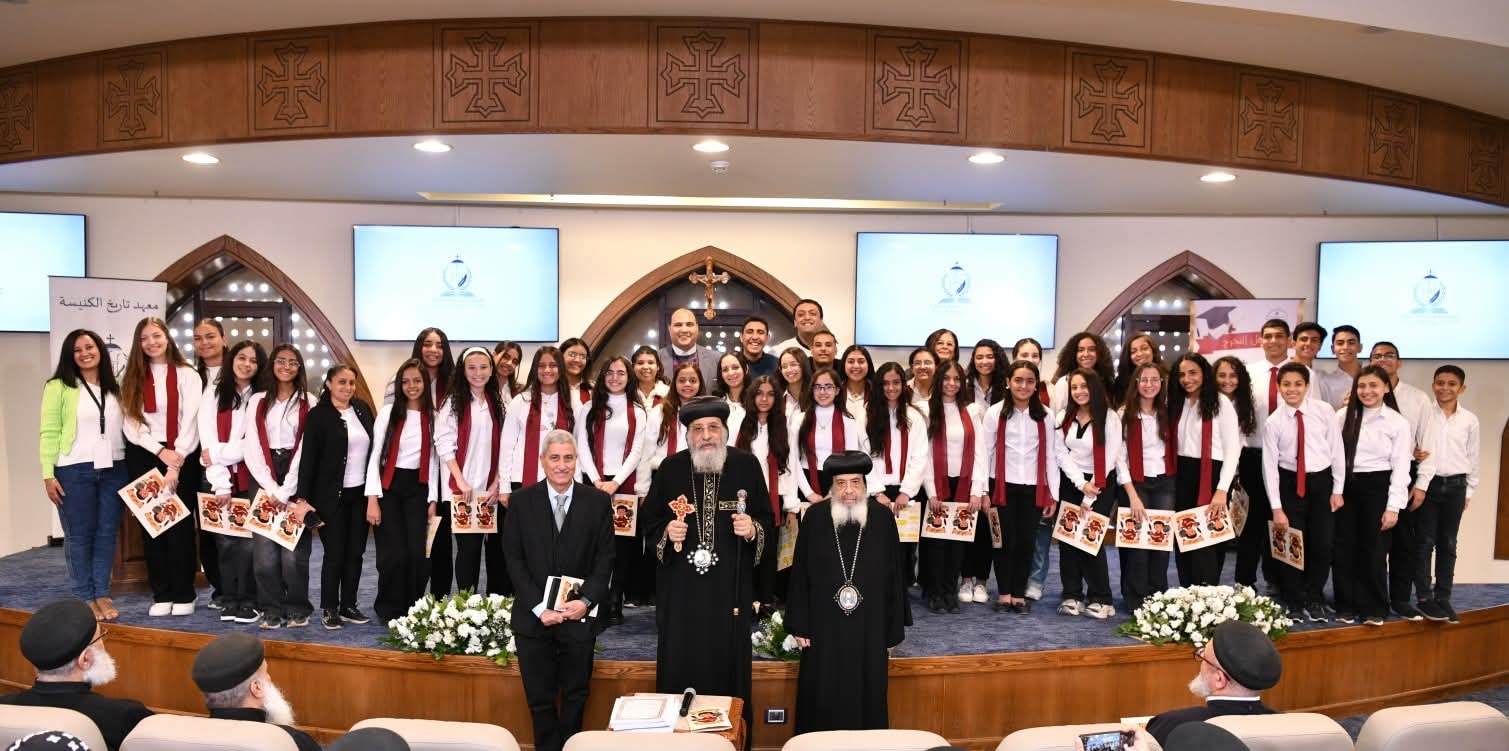 البابا تواضروس يشجع على دراسة تاريخ الكنائس التانية 6 تسليم الشهادات