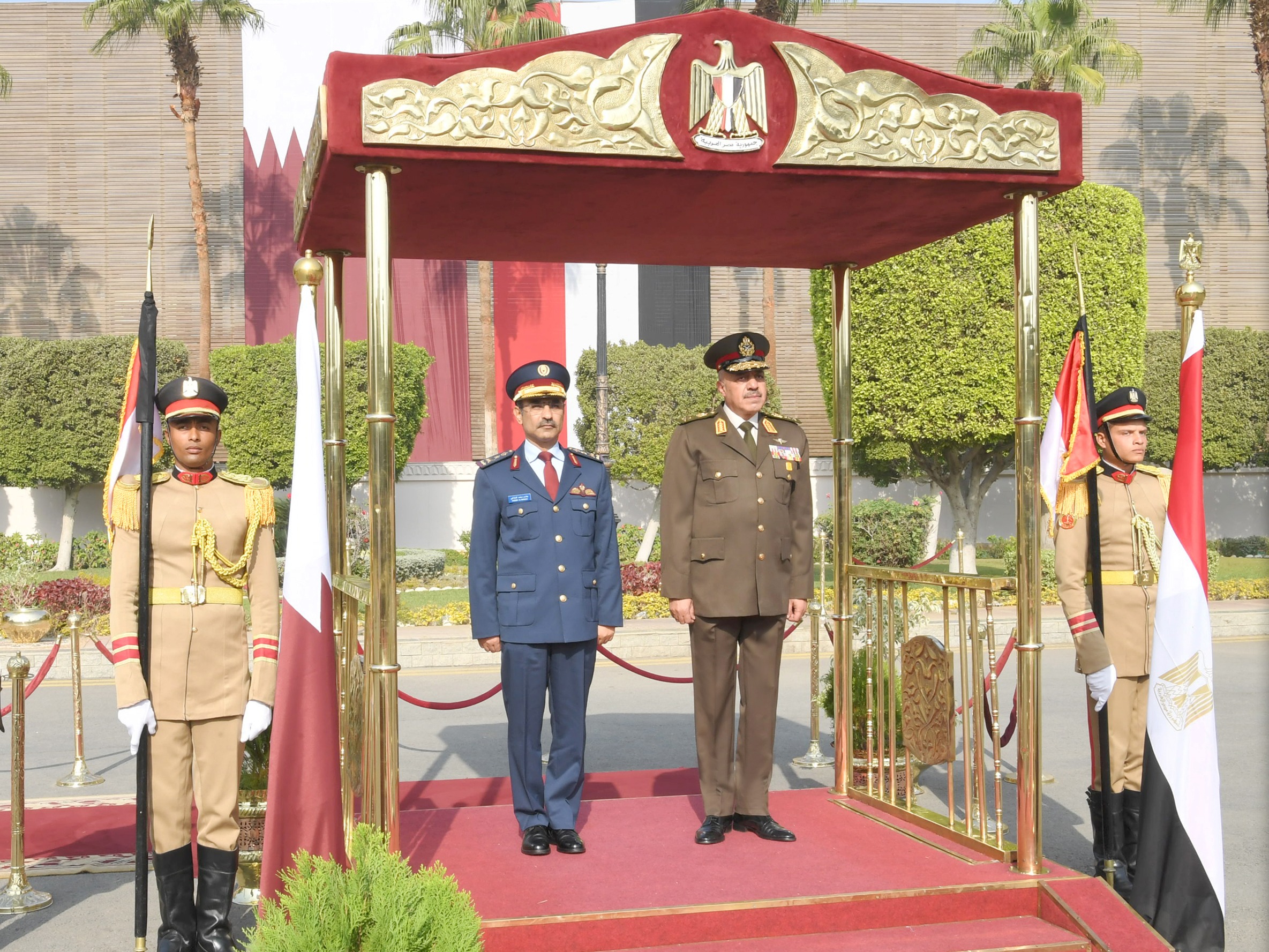 رئيس الأركان يتقابل مع نظيره القطري لبحث التعاون العسكري بين البلدين 4 1765040122 287 رئيس الأركان يتقابل مع نظيره القطري لبحث التعاون العسكري بين