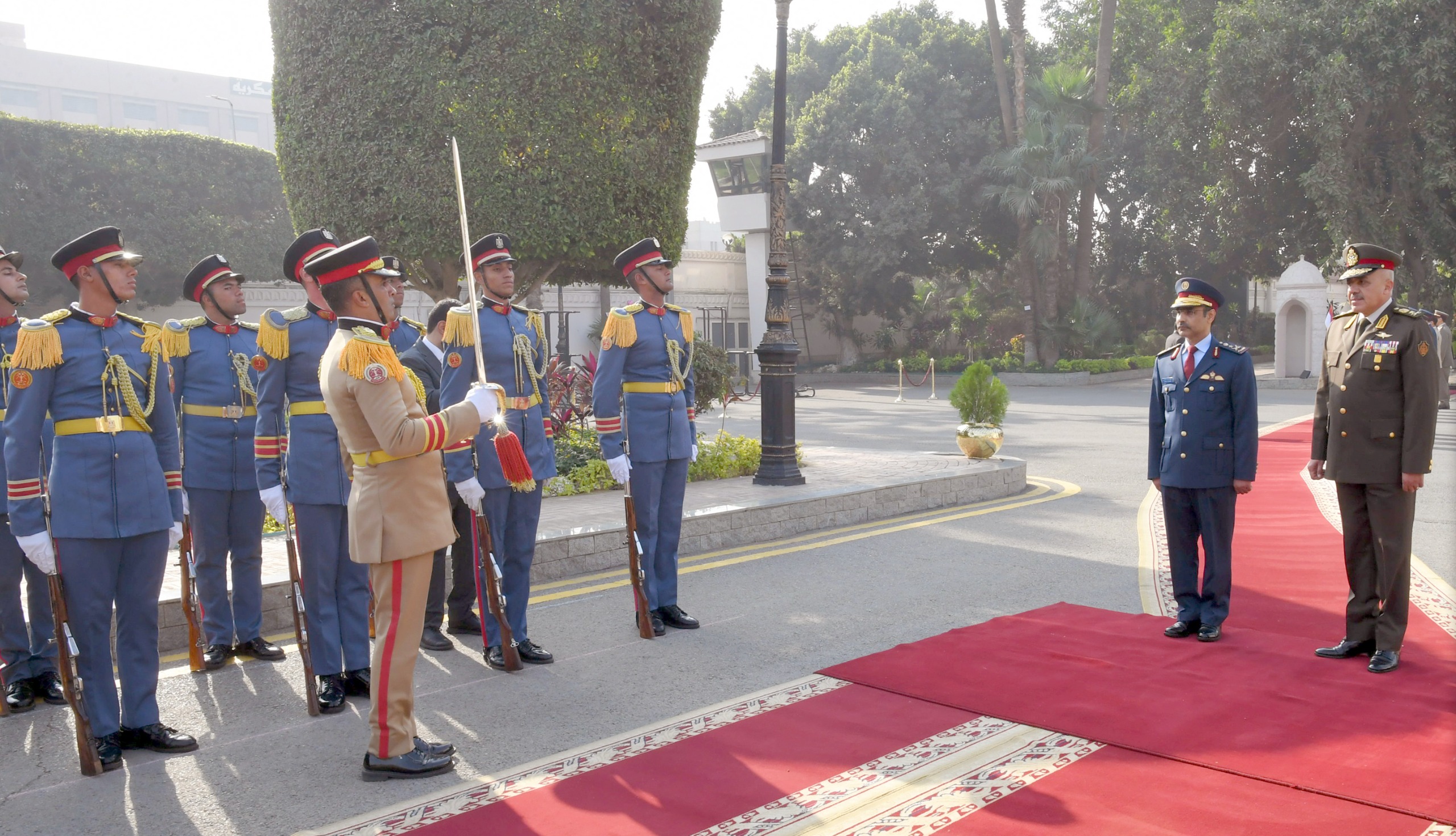 رئيس الأركان يتقابل مع نظيره القطري لبحث التعاون العسكري بين البلدين 8 1765040122 596 رئيس الأركان يتقابل مع نظيره القطري لبحث التعاون العسكري بين