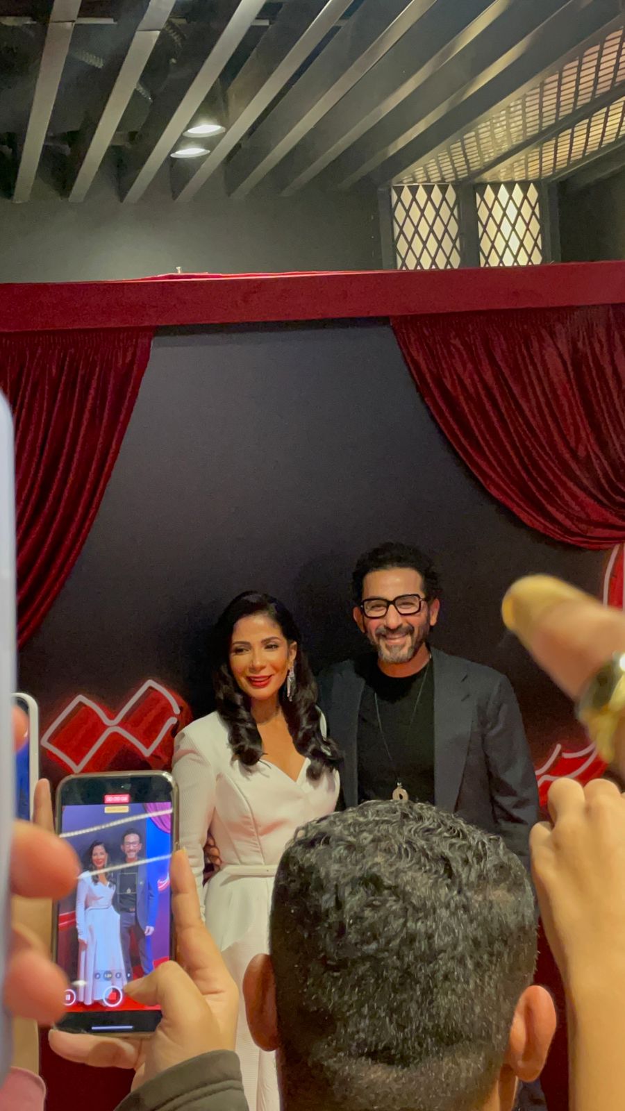 منى زكي لابسة فستان أبيض شيك مع أحمد حلمي في العرض الخاص لفيلم الست 6 1765046082 102 منى زكي لابسة فستان أبيض شيك مع أحمد حلمي في