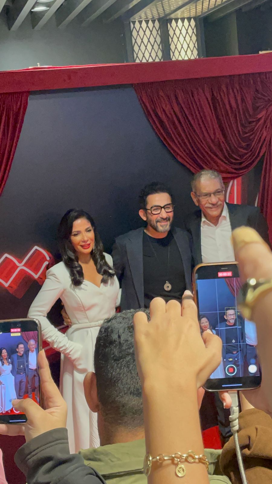 منى زكي لابسة فستان أبيض شيك مع أحمد حلمي في العرض الخاص لفيلم الست 3 1765046082 153 منى زكي لابسة فستان أبيض شيك مع أحمد حلمي في