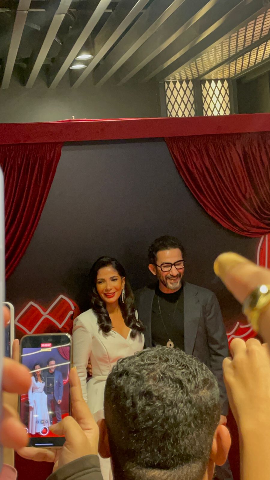 منى زكي لابسة فستان أبيض شيك مع أحمد حلمي في العرض الخاص لفيلم الست 5 1765046082 948 منى زكي لابسة فستان أبيض شيك مع أحمد حلمي في