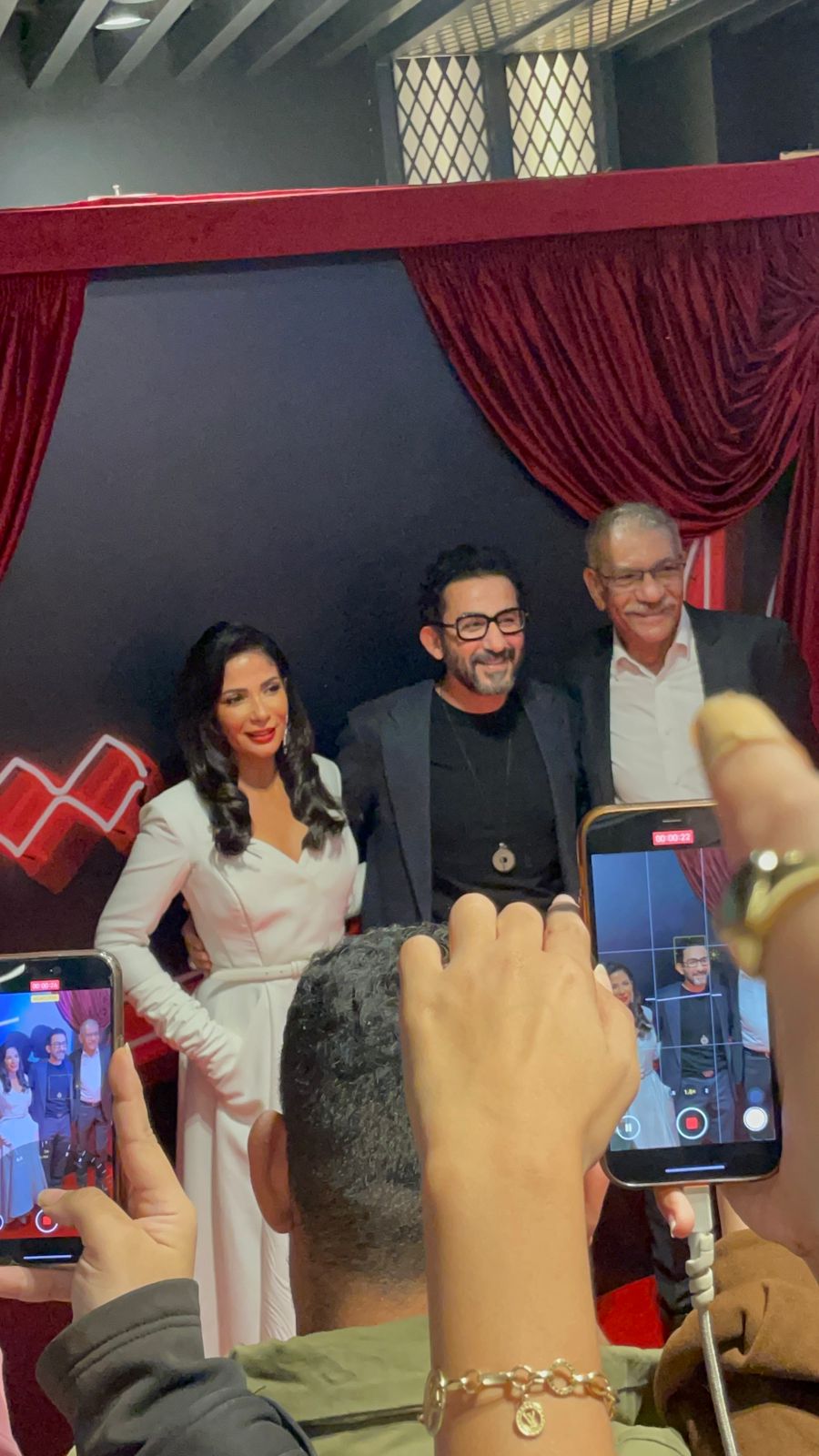 منى زكي لابسة فستان أبيض شيك مع أحمد حلمي في العرض الخاص لفيلم الست 4 1765046082 952 منى زكي لابسة فستان أبيض شيك مع أحمد حلمي في