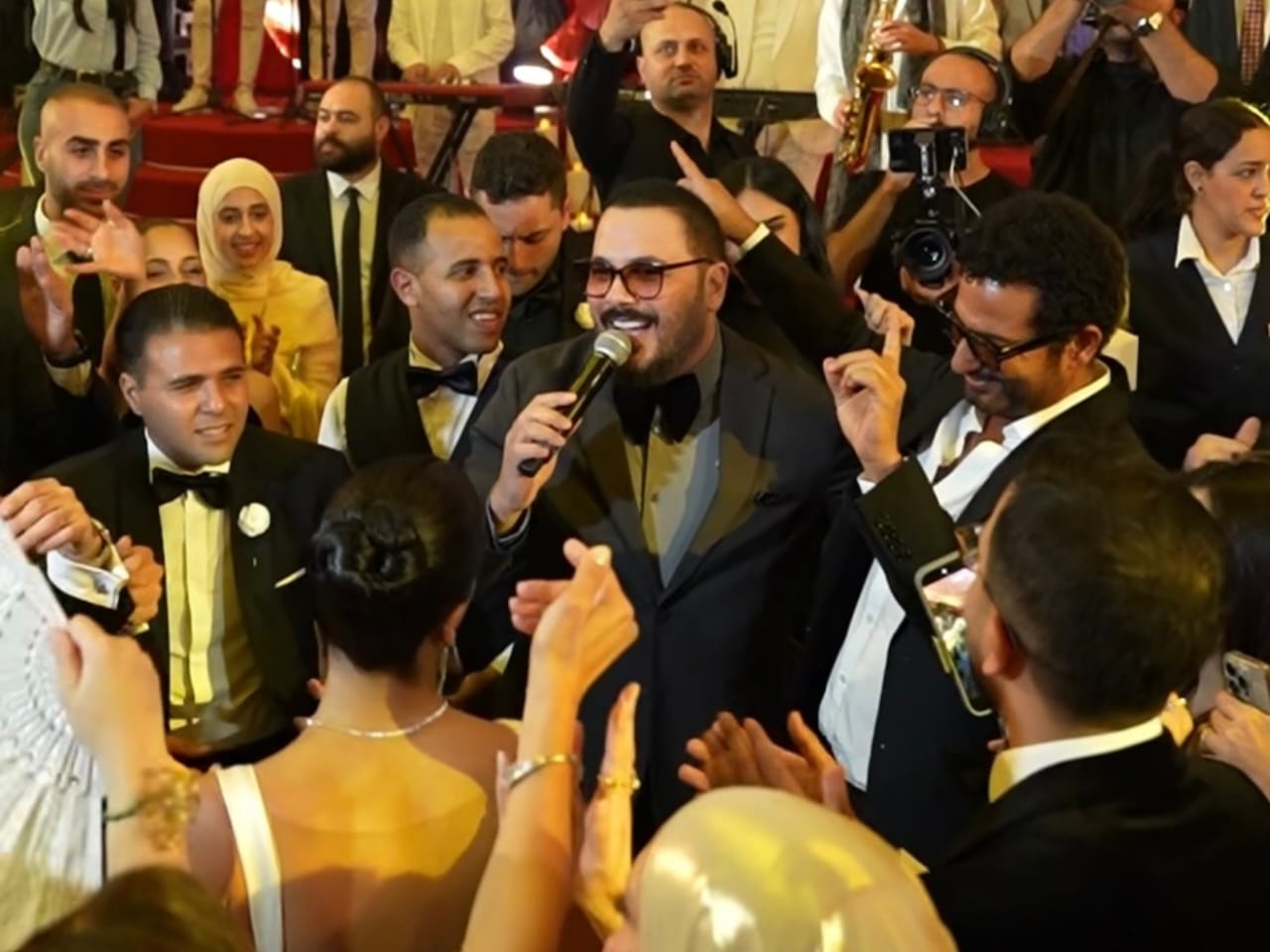رامي عياش يحيي فرح كبير وسط نجوم الفن المصري 4 1765049449 699 رامي عياش يحيي فرح كبير وسط نجوم الفن المصري