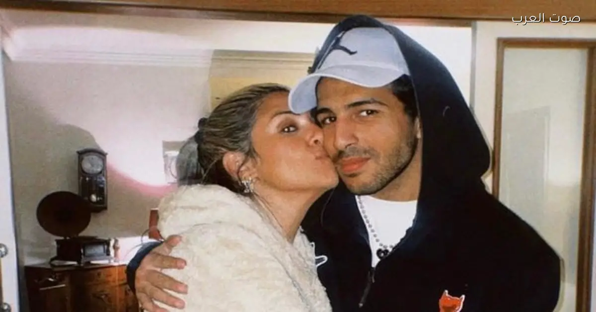 محمود ياسين يساند والدته بعد ما مرت بأزمة صحية وبيكلم عن حبه ليها