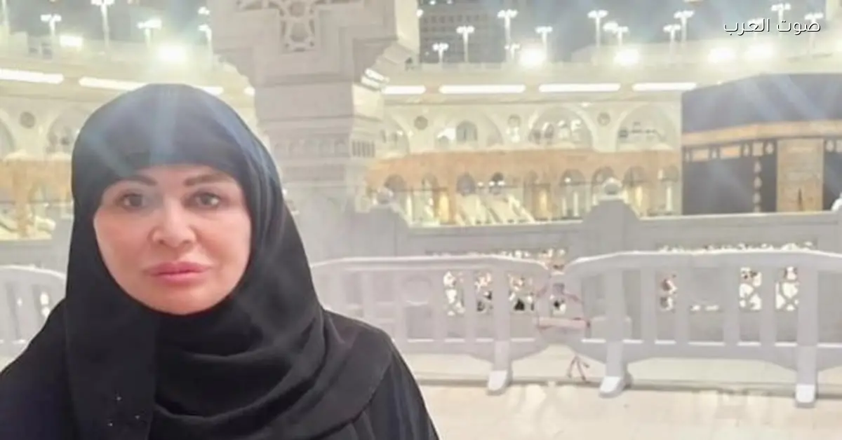 إلهام شاهين تخلص رحلتها للسعودية بأداء العمرة
