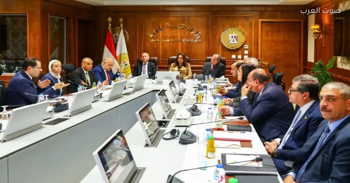 وزيرة التنمية المحلية تتكلم مع محافظ القاهرة عن خطة تطوير المرحلة الثانية من سوق العتبة