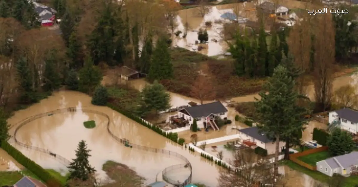 فيضانات واشنطن تبتلع مدينة كاملة وتخلي السكان عن بيوتهم بعد انهيار الجسور وتصدع السدود