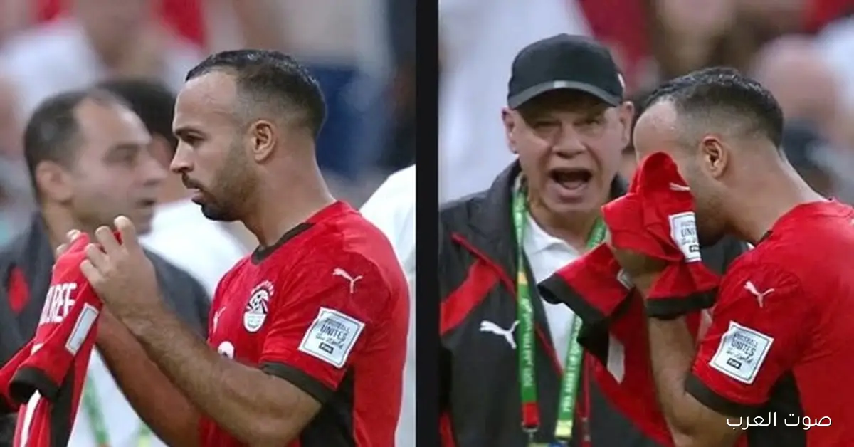 أفشة يقبل قميص أحمد رفعت بعد هدف التعادل مع الكويت