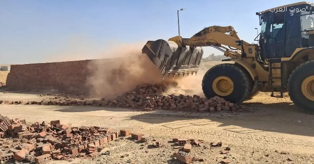 إزالة غرف مخالفة تم إنشاؤها دون تراخيص في مدينة بدر