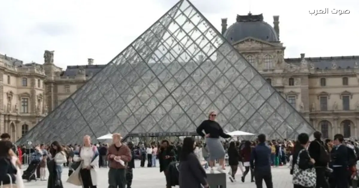 إضراب في متحف اللوفر بعد سرقة أكتوبر وتأثر 400 وثيقة في مكتبة الآثار المصرية
