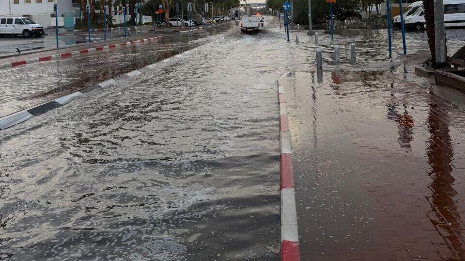 إيلات بتتعرض لمخاطر السيول.. فيضانات مفاجئة تضرب جنوب إسرائيل 2 إيلات بتتعرض لمخاطر السيول فيضانات مفاجئة تضرب جنوب إسرائيل