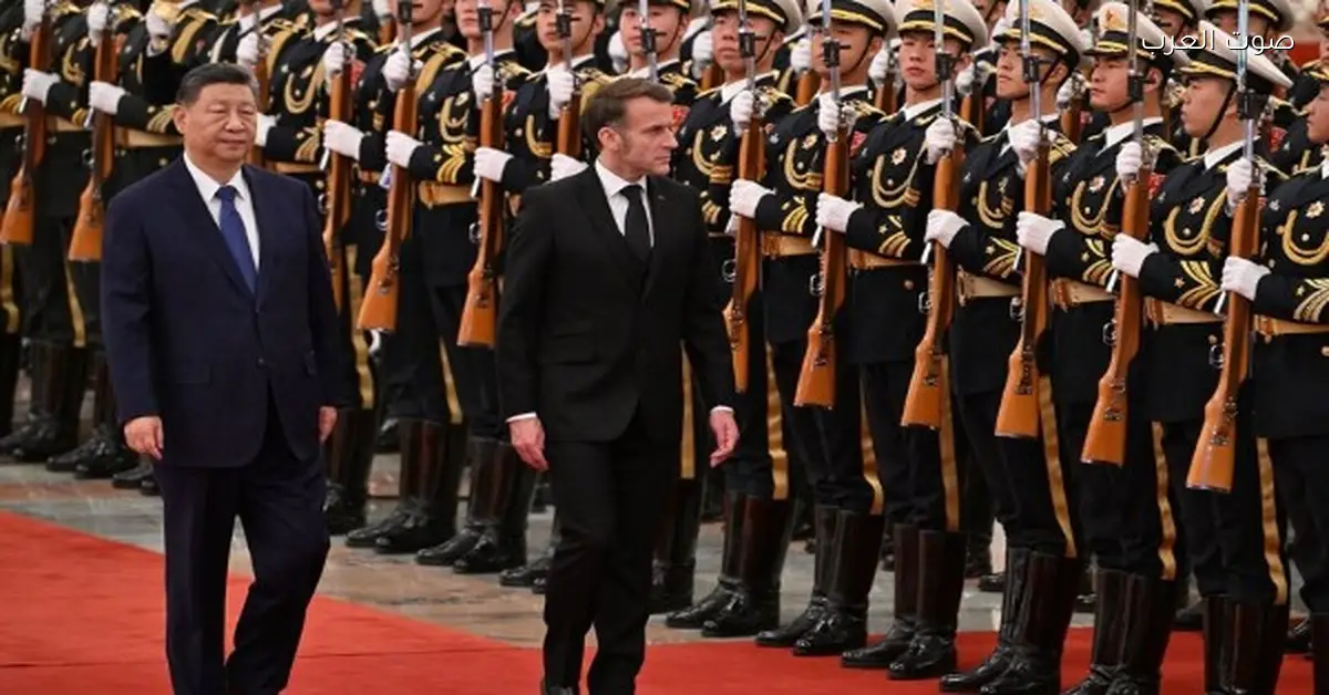 بعد ما رجع من الصين.. الرئيس الفرنسي يلوح بفرض رسوم جمركية زي ترامب