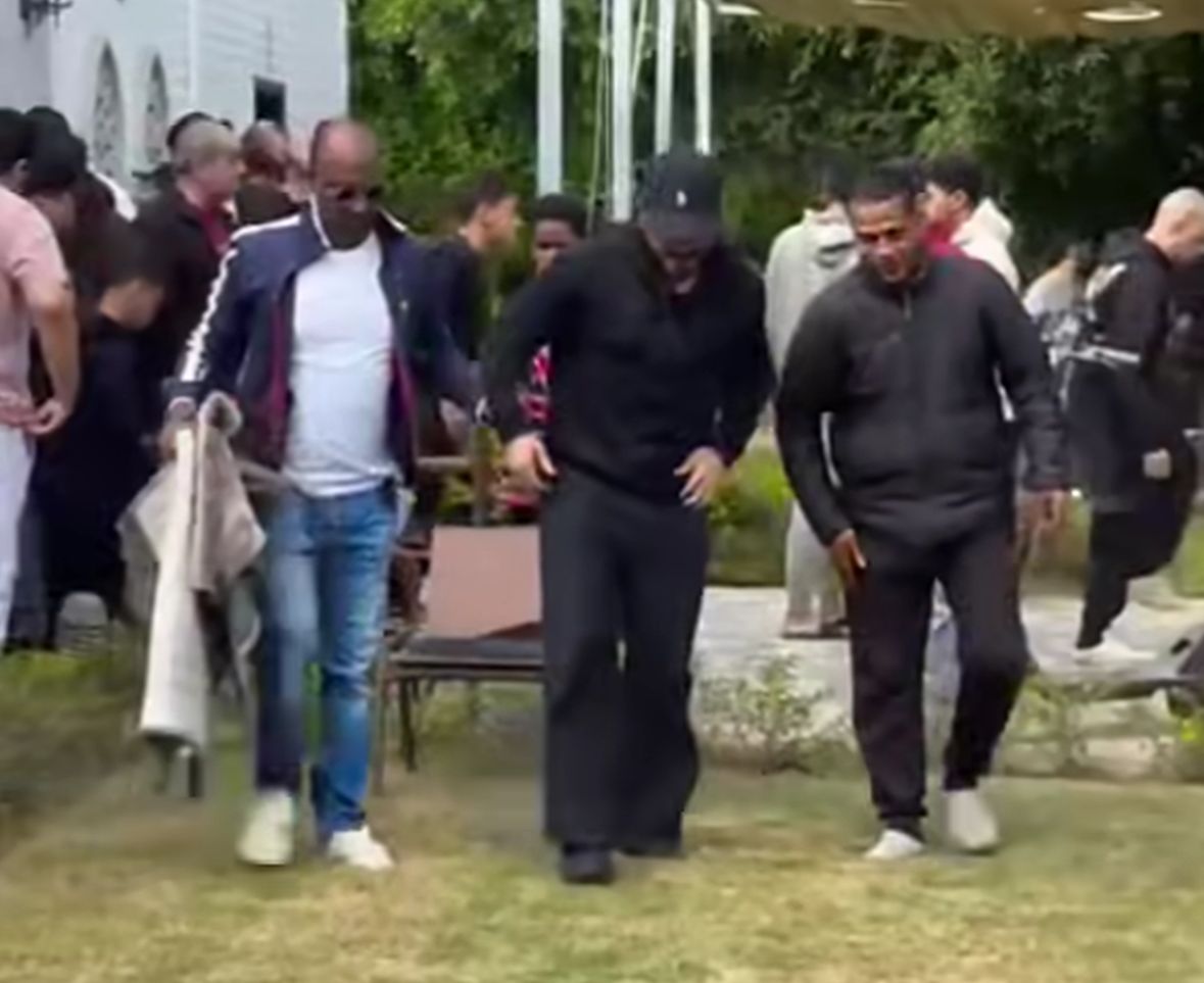 تامر حسني يظهر لأول مرة بعد العملية الجراحية ويصلي الجمعة