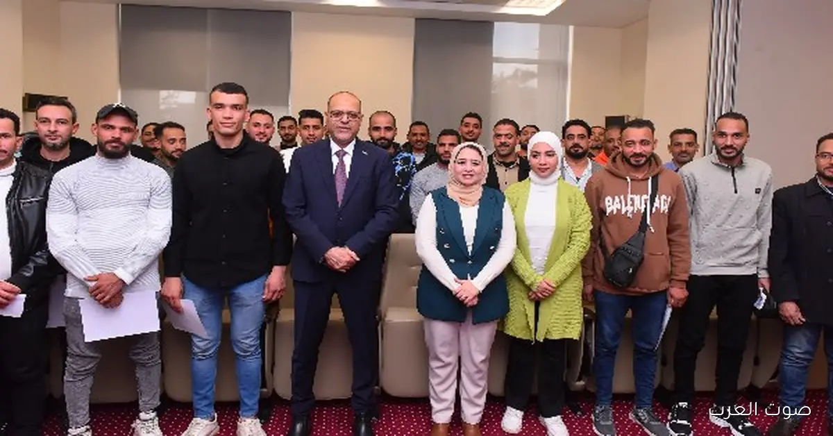 تسليم 25 عقد عمل في الإمارات.. جبران: أنتم ممثلين مصر في الخارج