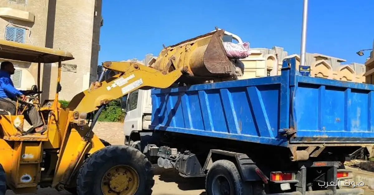 تنفيذ أعمال النظافة الدورية في مدينة الشيخ زايد وتواصل فرق العمل في كافة الأحياء