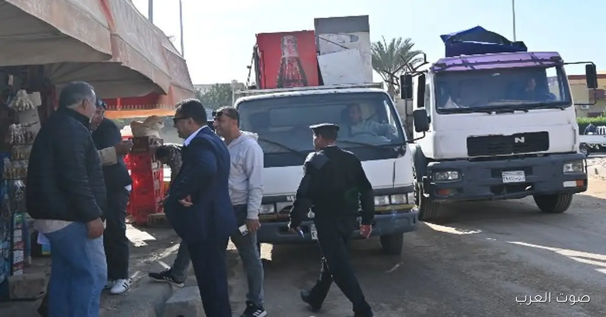 جهاز العاشر من رمضان يزيل الأكشاك المخالفة في منطقتي الزهور والقرنفل