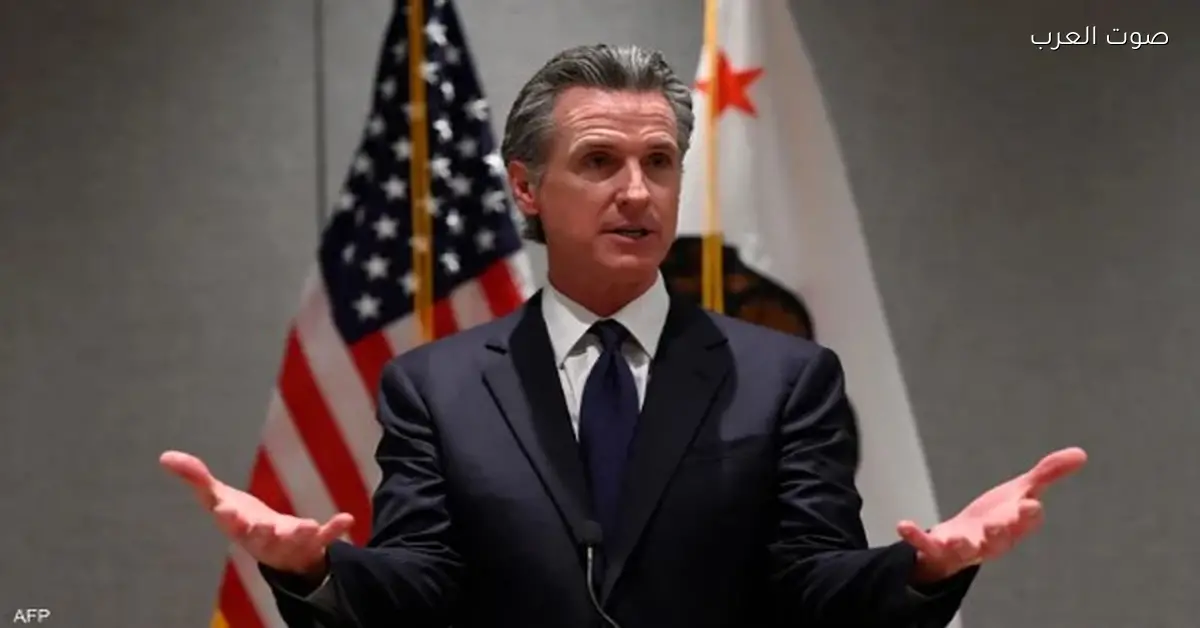 حاكم كاليفورنيا يرد على ترامب بفيديو وهو مكبل اليدين