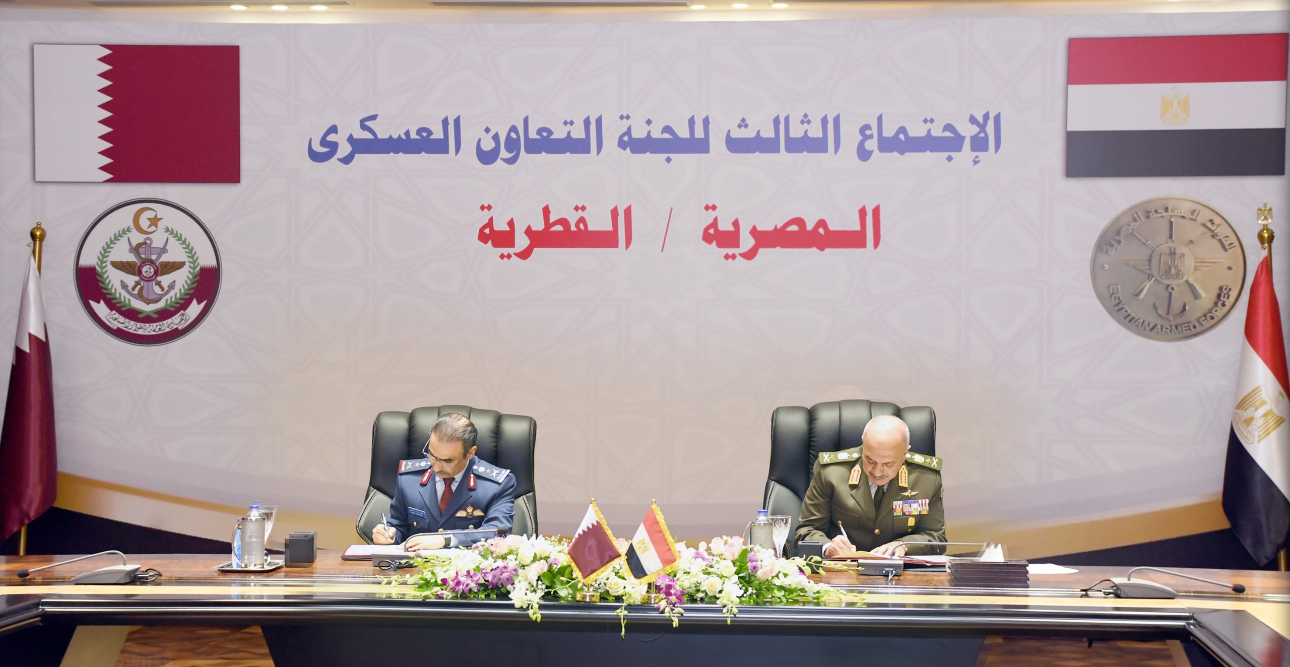 رئيس الأركان يتقابل مع نظيره القطري لبحث التعاون العسكري بين البلدين 2 رئيس الأركان يتقابل مع نظيره القطري لبحث التعاون العسكري بين