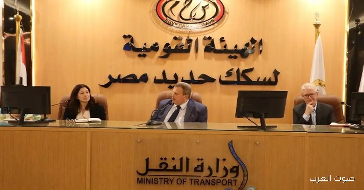 رئيس هيئة السكة الحديد يتناقش مع شركة “وابتك” العالمية لتطوير صيانة الجرارات في ورشة مهملة