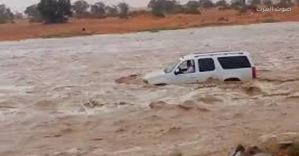 سعوديين ينقذوا مصري علق في عربيتهم وسط السيول في حائل