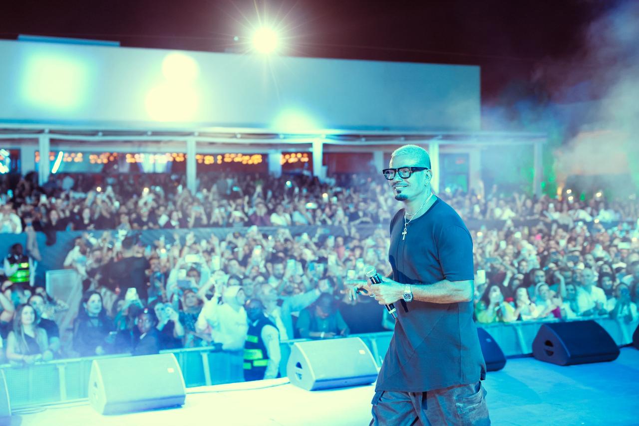 عمرو دياب يشعل الأجواء في الدوحة بحفل رائع وجمهور كبير 2 عمرو دياب يشعل الأجواء في الدوحة بحفل رائع وجمهور كبير