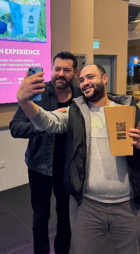 عمرو يوسف بيتفرج على فيلمه السلم والثعبان 2 مع الناس