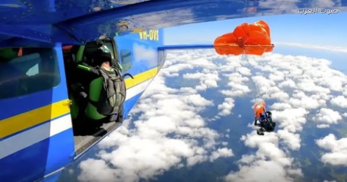 قافز مظلي ينجو بأعجوبة بعد ما اصطدم بذيل طائرة على ارتفاع 15 ألف قدم