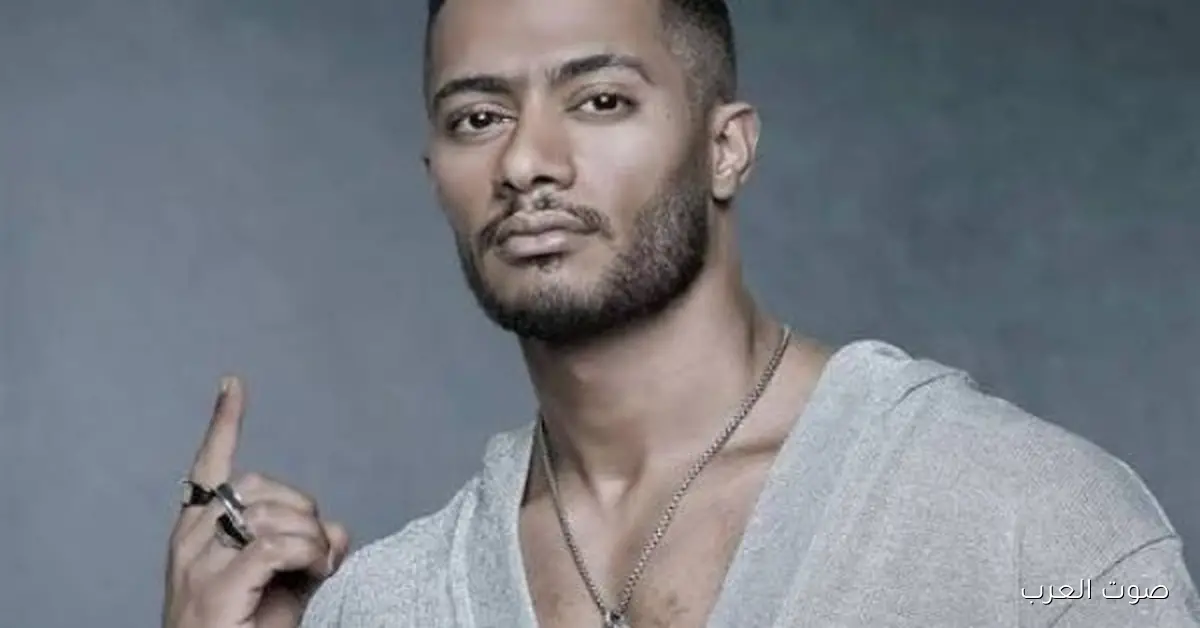 محمد رمضان ينزل أحدث أغانيه وهو في سيارته