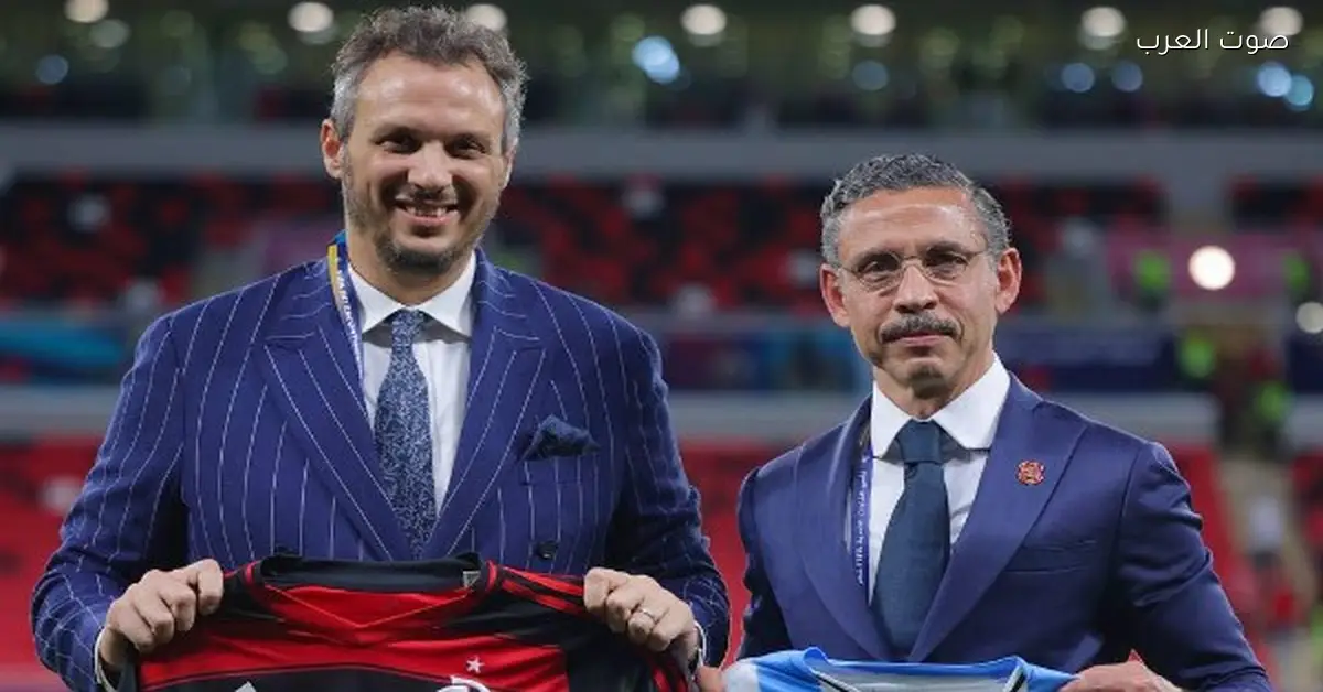 ممدوح عيد، رئيس بيراميدز، يتبادل القميص مع رئيس فلامنجو قبل المباراة بين الفريقين