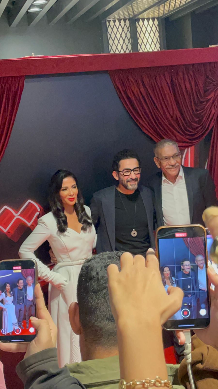 منى زكي لابسة فستان أبيض شيك مع أحمد حلمي في