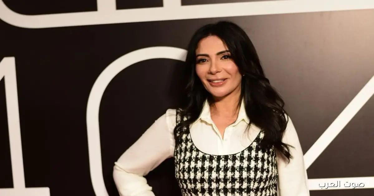 نجوم وإعلاميون يساندوا منى زكي بعد الهجوم عليها بسبب فيلم “الست”