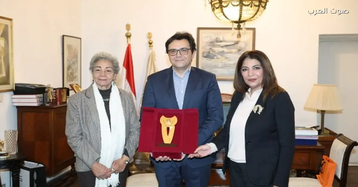 وزير الثقافة يهدي سلوى بكر درع الوزارة بمناسبة فوزها بجائزة البريكس
