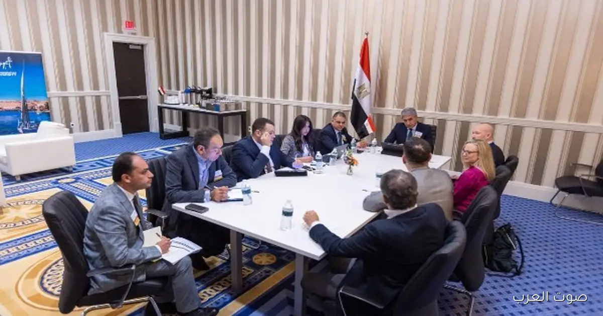 وزير السياحة والآثار يجتمع مع منظمي رحلات أمريكيين لتعزيز التعاون