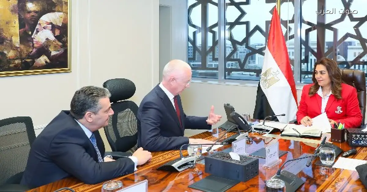 وزيرة البيئة تقابل رئيس مجموعة فيكا الفرنسية عشان يناقشوا فرص الاستثمار في شركة أسمنت سيناء