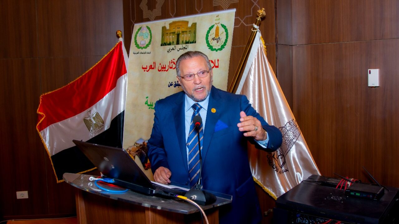 آثاريون عرب يطالبون بوقف بيع مخطوط “البُردة”