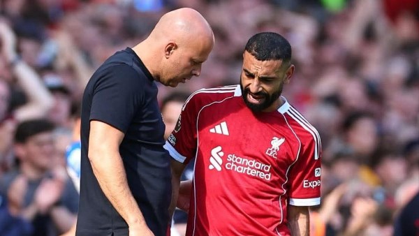 آرني سلوت يثير قلق الجماهير بعد إصابة صلاح أمام كريستال بالاس