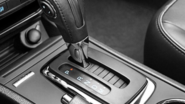 أخطاء شائعة يجب تجنبها عند قيادة السيارة الأوتوماتيك