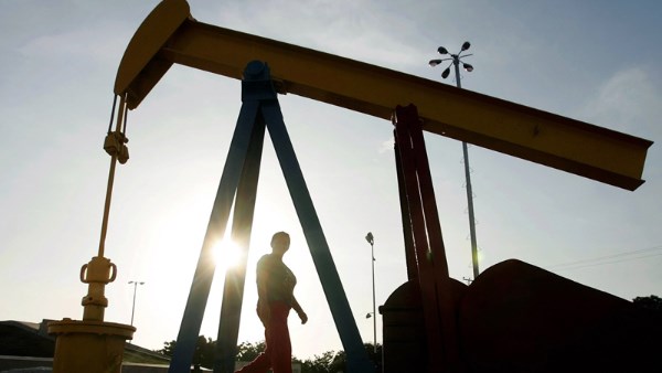 أسعار النفط ترتفع بسبب تعثر المفاوضات الأمريكية الإيرانية وإغلاق مضيق هرمز