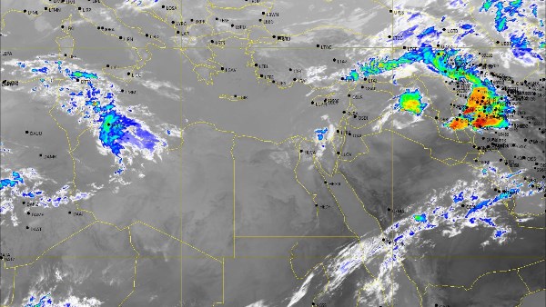 أمطار متوسطة وسحب متكاثرة على مناطق مختلفة اليوم