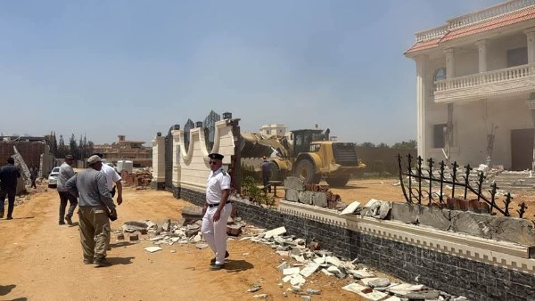 إزالة تعديات على 8 أفدنة في العبور الجديدة